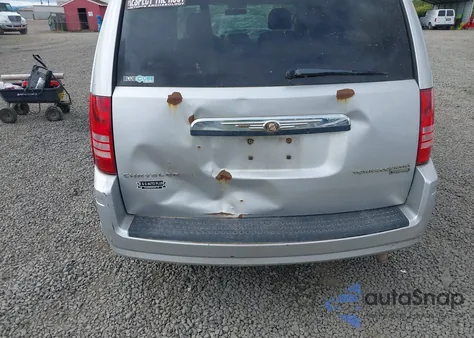 2010 Chrysler Town & Country Touring z USA, uszkodzony, nr VIN 2A4RR5D11AR450836